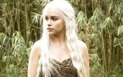 Emilia Clarke In Hbo Game Of Thrones Wallpaper
