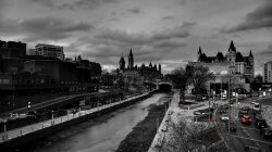 River Through The Heart Of The City Wallpaper